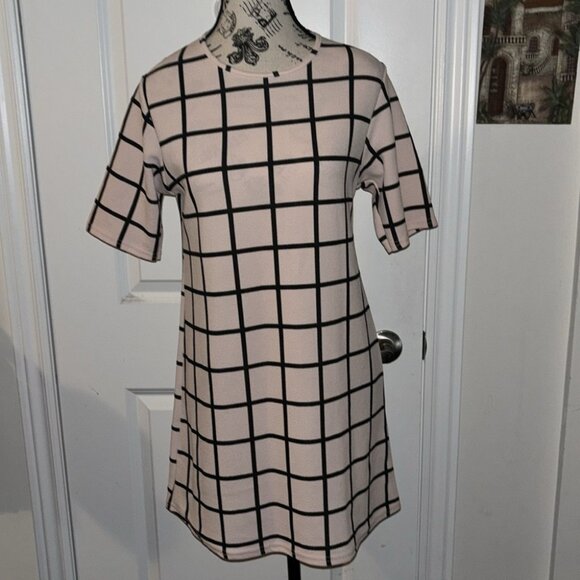 BOOHOO Women’s Black and Light Pink Short Sleeve Dress - Picture 2 of 4